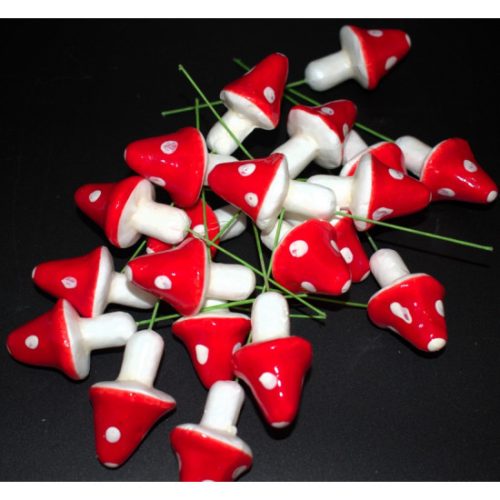 Betűző gomba csúcsos 3cm pettyes piros