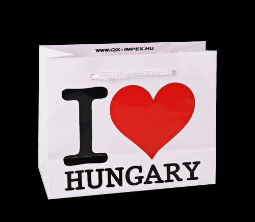 PAPÍRTÁSKA FÉNYES, FEHÉR ALAPON FEKETE I LOVE HUNGARY FELIRATTAL, PIROS SZÍVVEL