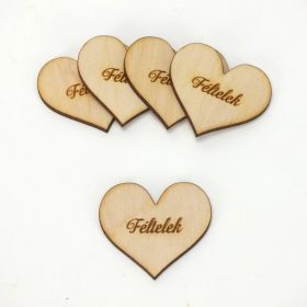   Natúr fa - " Féltelek" gravírozott szív 4x4,5cm 5db/csomag