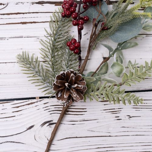 Téli ág fenyővel, eukaliptusszal, bogyókkal és tobozzal, 31cm magas